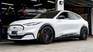 Ford-Mustang%2BMach-E-20-Curva-C48-Gloss%2BBlack-6227.jpg