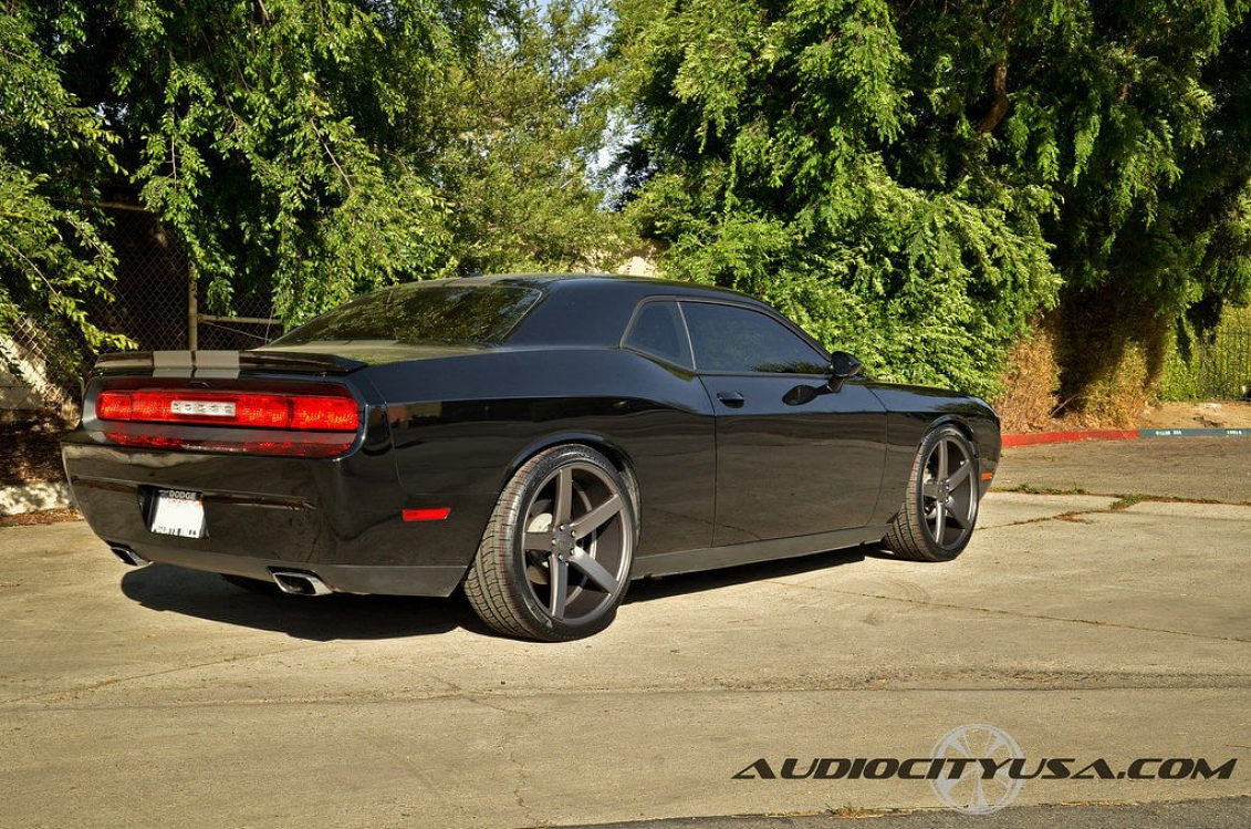 Dodge Challenger r22. Додж Челленджер Vossen cv3. Диски dodge Challenger r20. Додж 22.